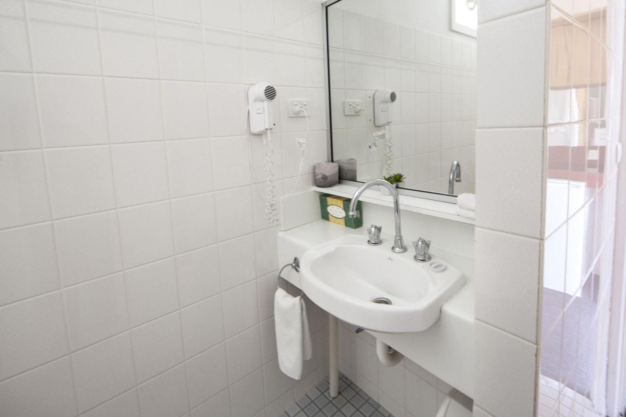 Redhill Cooma Motor Inn Bagian luar foto