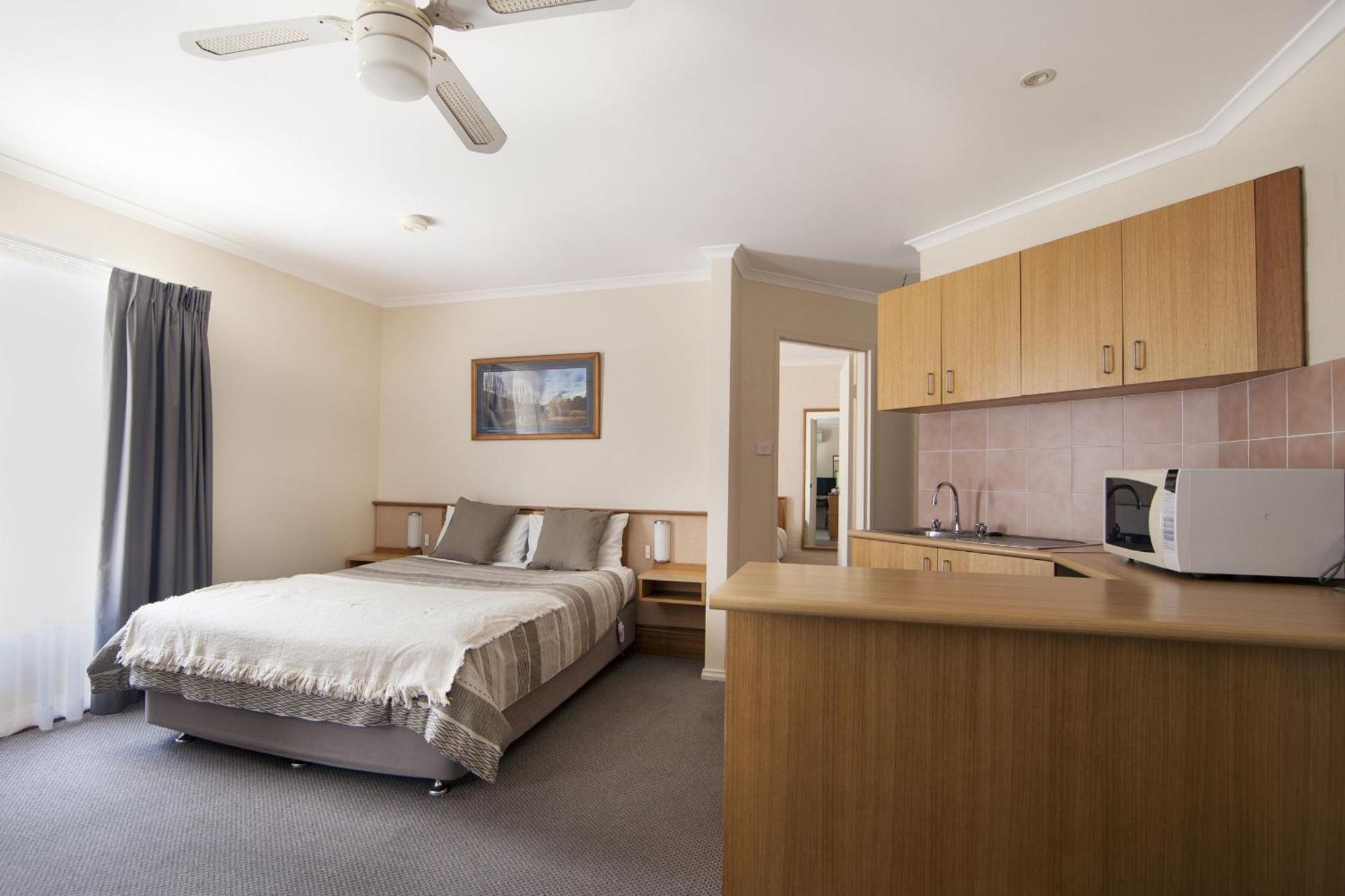 Redhill Cooma Motor Inn Bagian luar foto