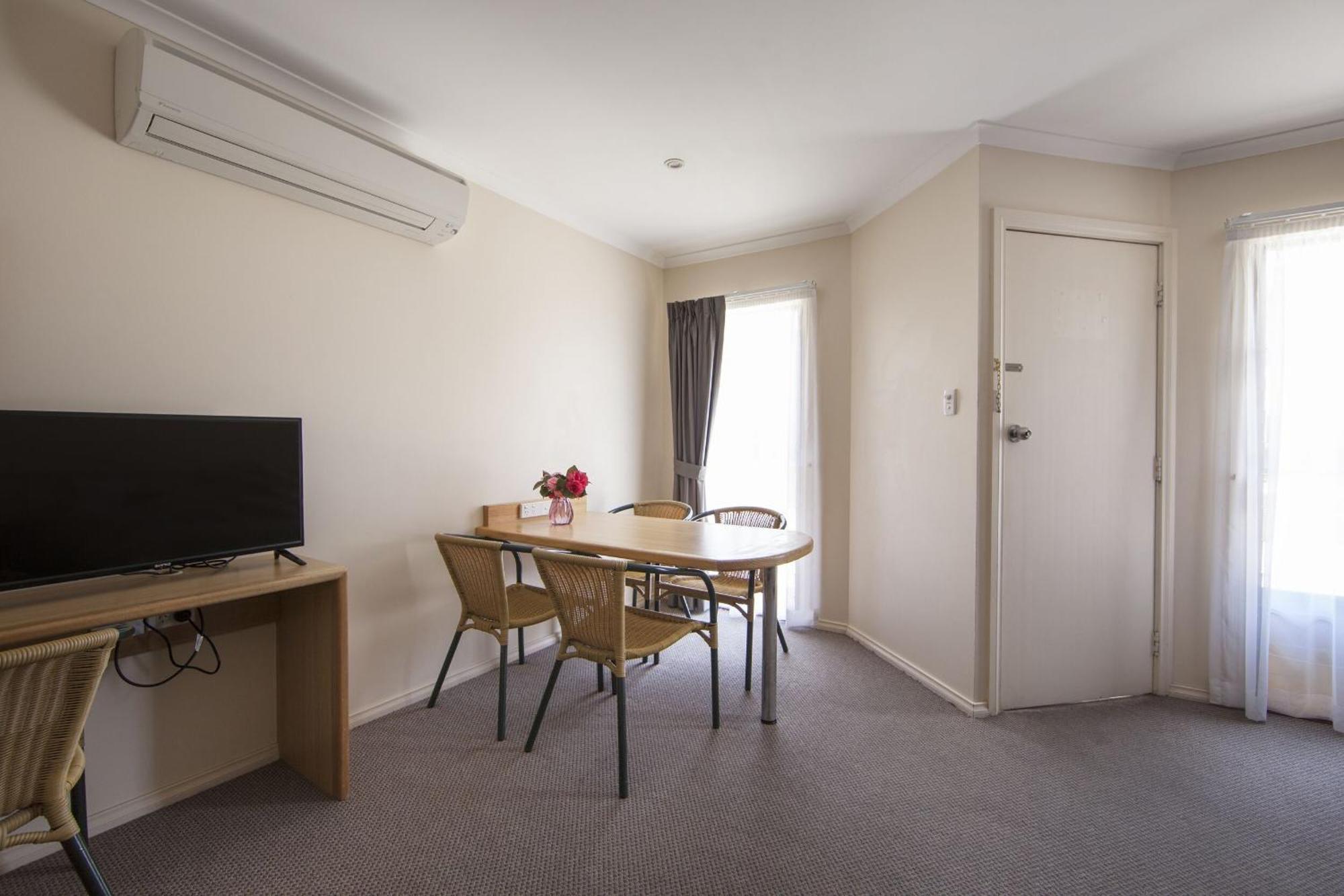 Redhill Cooma Motor Inn Bagian luar foto
