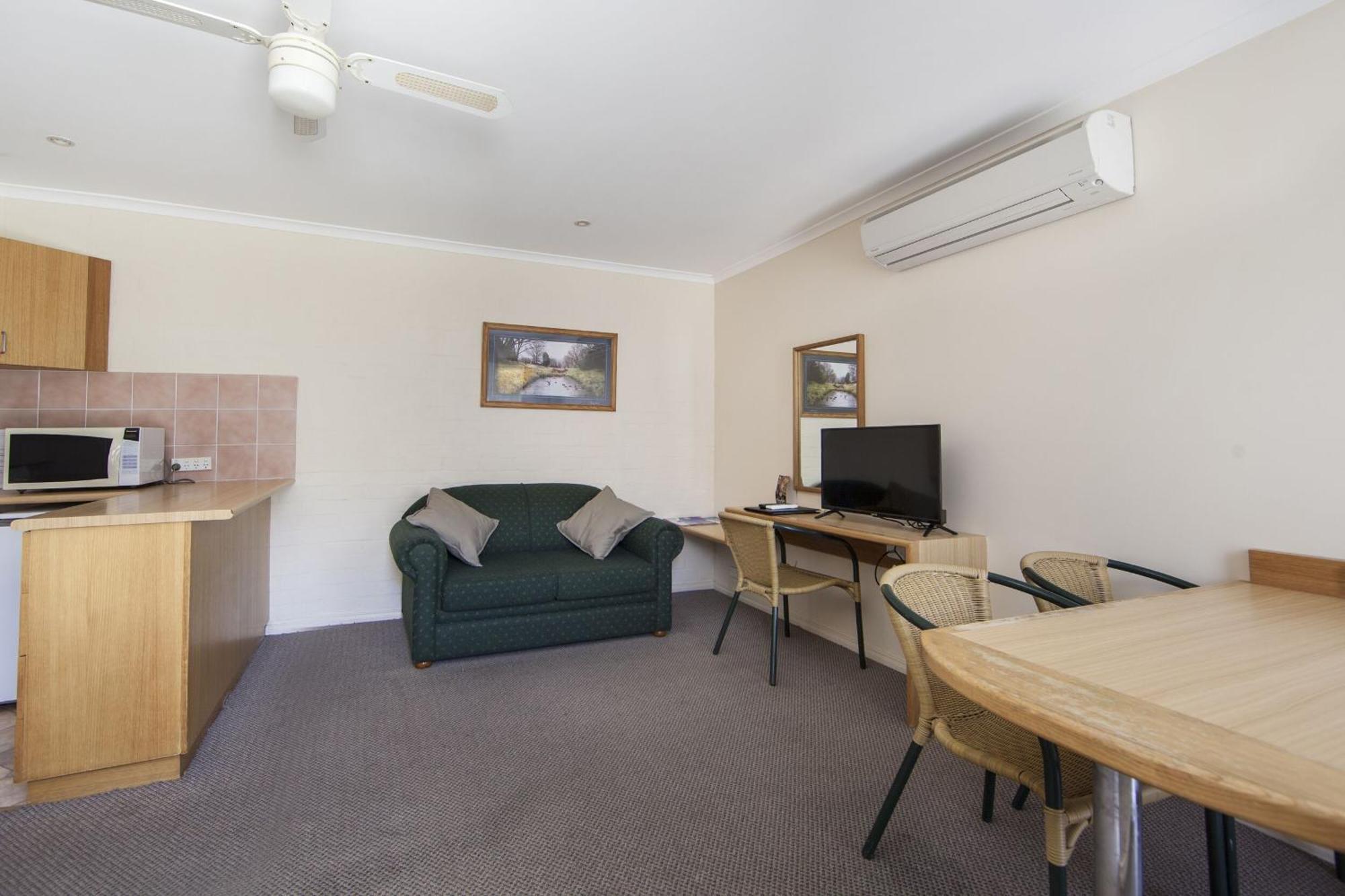 Redhill Cooma Motor Inn Bagian luar foto