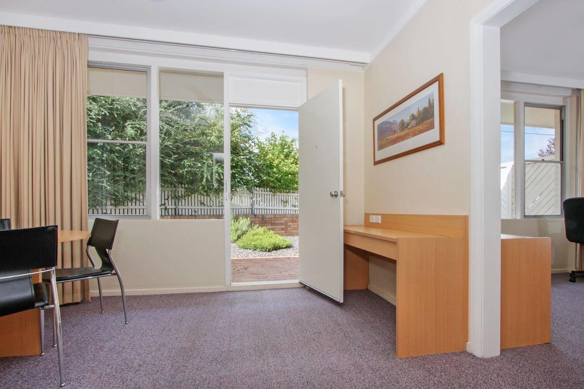 Redhill Cooma Motor Inn Bagian luar foto